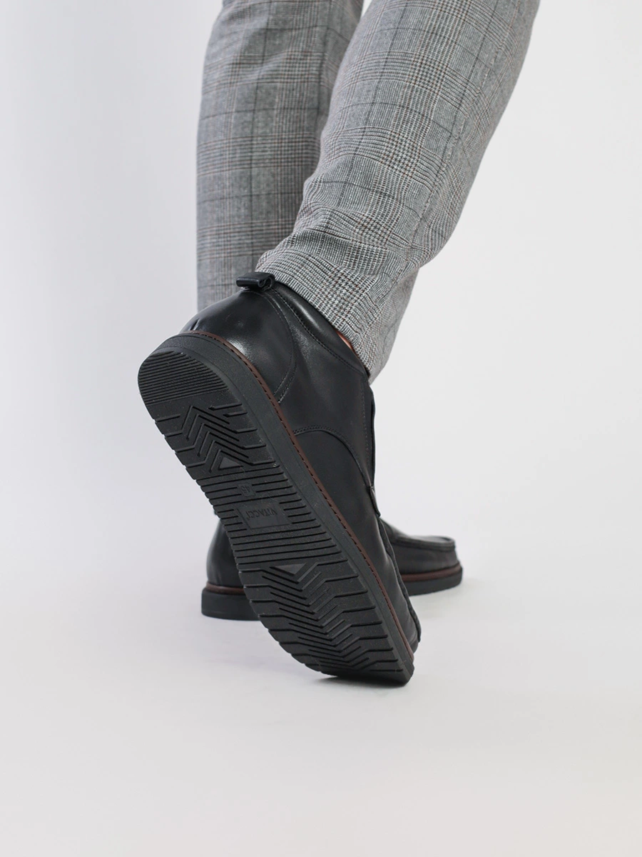 Ботинки черного цвета с эластичной вставкой